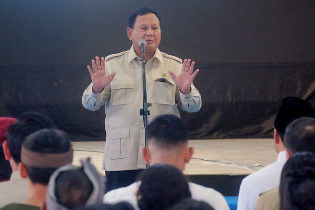 Presiden Prabowo Subianto (tengah) menyampaikan paparan di depan siswa dan orang tuanya saat melakukan peninjauan di Sekolah Rakyat Menengah Pertama (SRMP) 17 Tabanan, Bali, Minggu (7/6/2026). Foto: Nyoman Hendra Wibowo/ANTARA FOTO