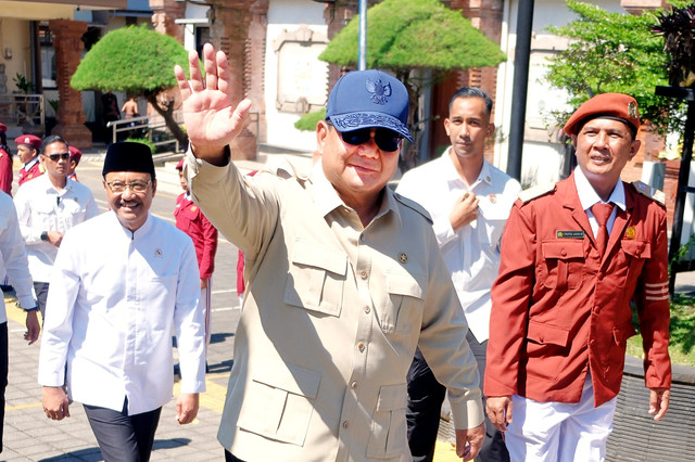 Presiden Prabowo Subianto (tengah) didampingi Menteri Sosial Saifullah Yusuf (kiri) menyapa siswa saat melakukan peninjauan di Sekolah Rakyat Menengah Pertama (SRMP) 17 Tabanan, Bali, Minggu (7/6/2026). Foto: Nyoman Hendra Wibowo/ANTARA FOTO