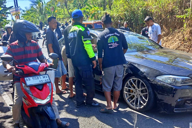 Petugas kepolisian saat meninjau lokasi laka lantas mobil terguling di Jalan Imogiri Panggang, Tikungan Irung Petruk Dusun Nawungan, Selopamioro, Imogiri, Bantul, DIY. Foto: Dok. Polres Bantul