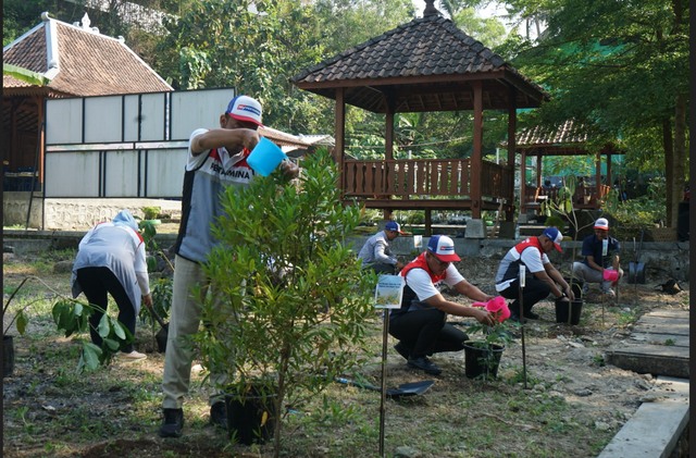 Pertamina peringati Hari Lingkungan Hidup Sedunia 2026 dengan menanam 1.000 bibit pohon di TPS3R di Desa Guwosari, Kapanewon Pajangan Kabupaten Bantul, Daerah Istimewa Yogyakarta pada Jumat (5/6/2026). Foto: Dok. Pertamina