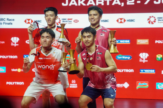 Pebulu tangkis ganda puta Malaysia Goh Sze Fei dan Nur Izzuddin bersama ganda putra Indonesia Nikolaus Joaquin dan Raymond Indra berfoto di atas podium Polytron Indonesia Open 2026 di Istora Senayan, Jakarta, Minggu (7/6/2026). Foto: Iqbal Firdaus/kumparan