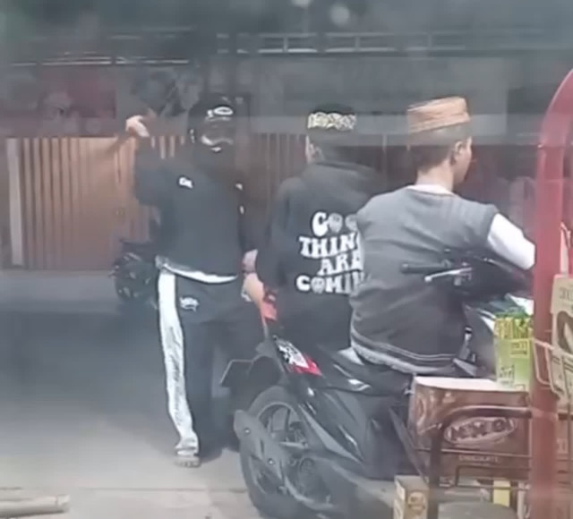 Rekaman CCTV merekam aksi anarkis sekelompok remaja yang menganiaya dan mengambil sepeda motor korban. Foto: Dok. Istimewa