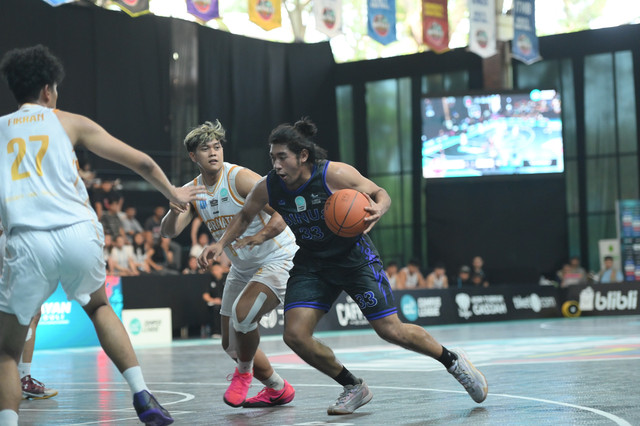 Tim putra BINUS Jakarta (jersey hitam) sukses mengalahkan juara Regional Bandung, Universitas Kristen Maranatha dengan skor 66-52 dalam matchday pertama babak penyisihan grup B Campus League 2026. Foto: Dok. Campus League