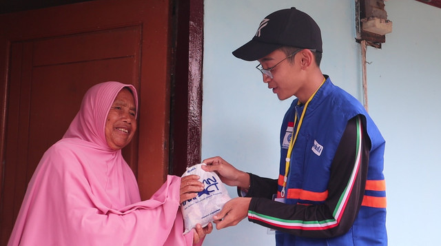 Kebahagiaan Masyarakat Kp. Lapang Sari, Cibeureum, Kec. Kertasari saat dapatkan daging Qurban (Sumber: DT Peduli)