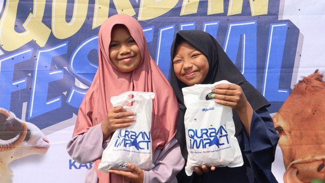 Kebahagiaan Masyarakat Kp. Lapang Sari, Cibeureum, Kec. Kertasari saat dapatkan daging Qurban (Sumber: DT Peduli)