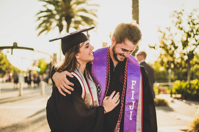 Ilustrasi pasangan wisuda. Foto: Unsplash