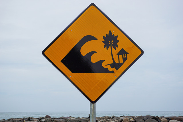Ilustrasi peringatan Tsunami. Foto: Mang Kelin/Shutterstock