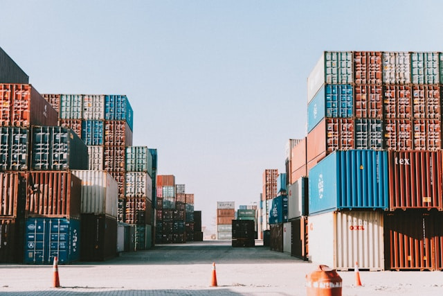 Ilustrasi lakukan analisis permasalahan dari sudut pandang perusahaan logistik dengan menggunakan 5 dari 8 kunci proses bisnis rantai pasok. Foto: Fejuz/Unsplash