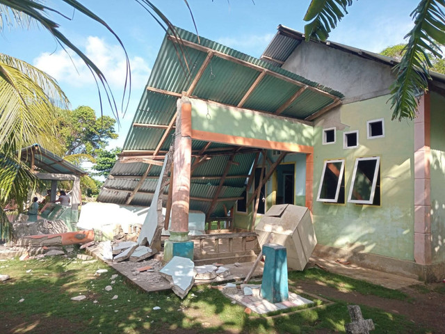 Rumah warga di Sulawesi Utara (Sulut) rusak parah akibat terdampak gempa bumi berkekuatan 7,7 magnitudo yang mengguncang Mindanao, Filipina pada Senin (8/6/2026) pagi. Foto: Dok. Istimewa