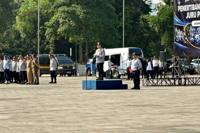 Kadishub DKI Jakarta, Budi Awaluddin, saat memberikan sambutan di apel gabungan Dinas Perhubungan DKI Jakarta, Satpol PP, Dinsos, TNI dan Polri terkait "Operasi Penertiban Parkir Liar dan Juru Parkir Liar" di Monas, Jakarta, Senin (8/6/2026). Foto: Jeni Ritanti/kumparan