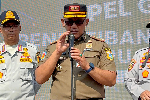 Kasatpol PP DKI Jakarta, Satriadi, saat memberikan keterangan terkait "Operasi Penertiban Parkir Liar dan Juru Parkir Liar" di Plaza Selatan Monas, Jakarta, Senin (8/6/2026). Foto: Jeni Ritanti/kumparan