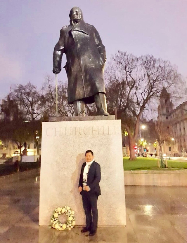 Penulis di bawah patung Winston Churchill di Parliament Square, London. Ia menjadi PM Inggris pada masa Perang Dunia II. Dokumentasi pribadi
