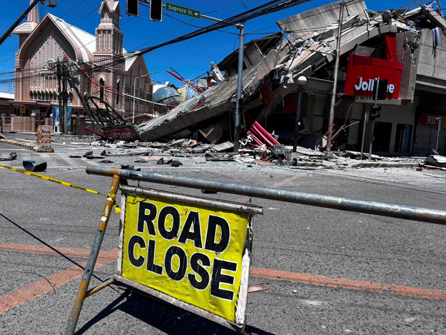 Rambu penutupan jalan dipasang di dekat bangunan yang runtuh setelah gempa berkekuatan 7,8 magnitude di General Santos, Filipina, 8 Juni 2026. Foto diambil dengan telepon seluler. Foto: REUTERS/Edwin Espejo