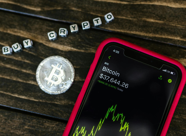 sebuah ponsel berisi bitcoin foto by Pexels