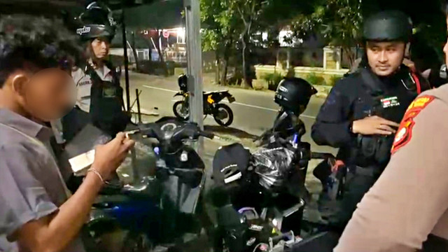 Brimob Polda melakukan patroli dan pencegahan balap liar di Pinang Ranti, Jakarta Timur. Foto: Dok. Istimewa