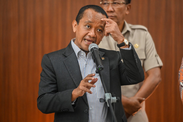 Menteri ESDM Bahlil Lahadalia memberikan keterangan pers usai rapat koordinasi (rakor) terkait kebijakan baru tata kelola ekspor sumber daya alam (SDA) di Kompleks Parlemen, Senayan, Jakarta, Senin (8/6/2026). Foto: Rivan Awal Lingga/ANTARA FOTO