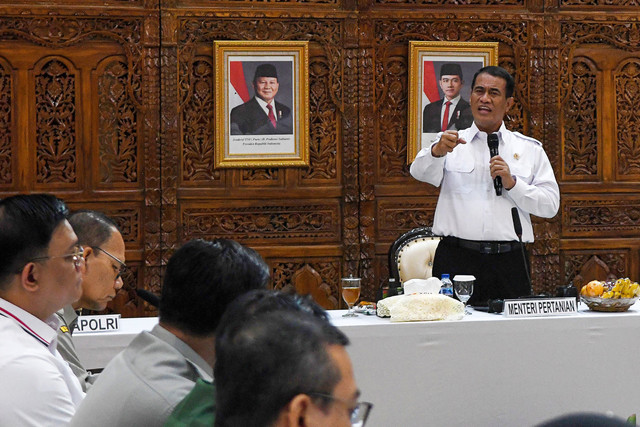 Menteri Pertanian Andi Amran Sulaiman memimpin rapat koordinasi pembahasan pengembangan dan upaya stabilisasi harga tandan buah segar (TBS) kelapa sawit di Kantor Kementerian Pertanian, Jakarta, Senin (8/6/2026). Foto: Reno Esnir/ANTARA FOTO
