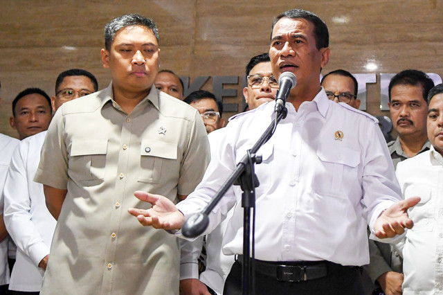 Mentan Andi Amran Sulaiman (kanan) didampingi Wamentan Sudaryono (kiri) menyampaikan keterangan usai rapat koordinasi pembahasan pengembangan dan upaya stabilisasi harga TBS kelapa sawit di Kantor Kementan, Jakarta, Senin (8/6/2026). Foto: Reno Esnir/ANTARA FOTO