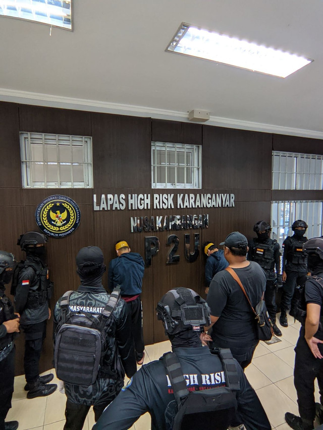 Petugas membawa sebanyak 134 warga binaan high risk kembali ke lapas - lapas di Nusakambangan pada  Senin (8/6). Foto: Dok. Istimewa