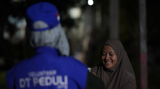 Tim DT Peduli Sumsel berbagi daging qurban dan membahagiakan warga di Dusun Jungkal (Sumber: DT Peduli)