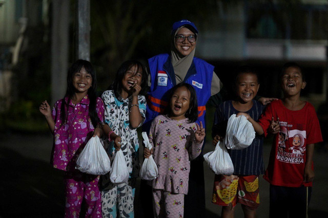 Kebahagiaan Warga Dusun Jungkal saat mendapatkan daging qurban yang diantarkan oleh tim DT Peduli Sumsel (Sumber: DT Peduli)