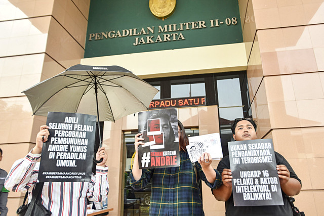 Aktivis KontraS membentangkan poster tuntutan usai TAUD menyerahkan surat permintaan penghentian persidangan kasus dugaan penyiraman air keras terhadap aktivis KontraS Andrie Yunus di halaman Pengadilan Militer II-08 Jakarta, Senin (8/6/2026). Foto: Fakhri Hermansyah/ANTARA FOTO
