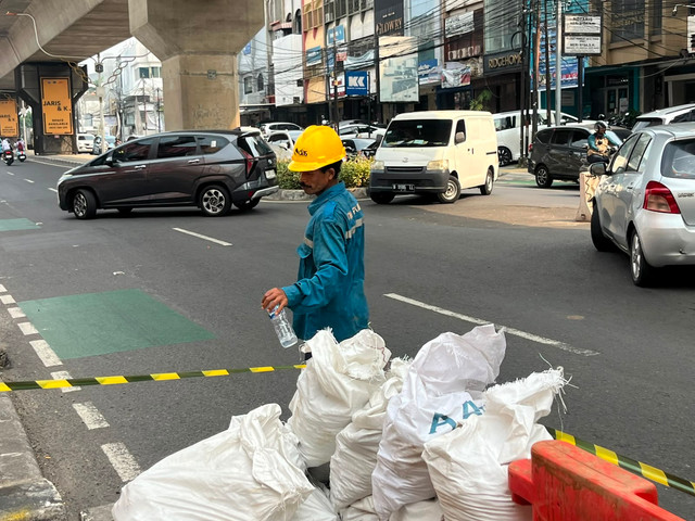 Andre, salah satu pekerja galian pipa air di Jalan Fatmawati Raya, Jakarta Selatan, Senin (8/6/2026). Foto: Rayyan/kumparan