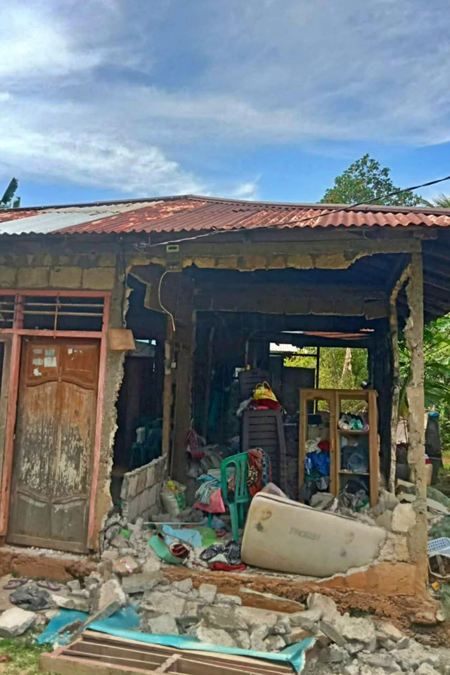 Kondisi rumah yang terdampak gempa di Filipina dan membuat warga di Desa Kawio, Kecamatan Kepulauan Marore, mengungsi, Senin (8/6/2026). Foto: Dok. Istimewa