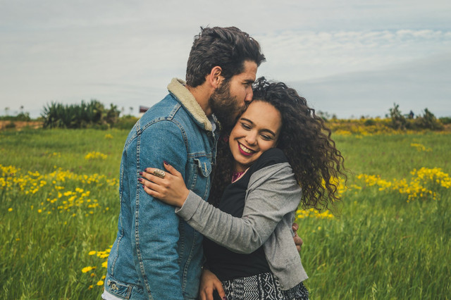 Ilustrasi dukungan emosional pasangan. Foto Unsplash.