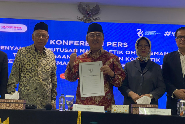 Ketua dan anggota Majelis Etik Ombudsman dalam konferensi pers penyampaian putusan Majelis Etik Ombudsman terkait dugaan pelanggaran kode etik Ketua Ombudsman R1 2026-2031 Hery Susanto di kantor Ombudsman RI, Jakarta Selatan, Senin (8/6/2026). Foto: Aditya Nugraha/kumparan