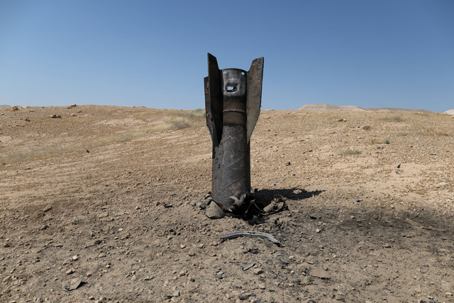 Sebagian rudal mencuat dari tanah, setelah serangan dari Iran, di Tepi Barat bagian tengah yang diduduki Israel, Senin (8/6/2026). Foto: Ammar Awad/REUTERS
