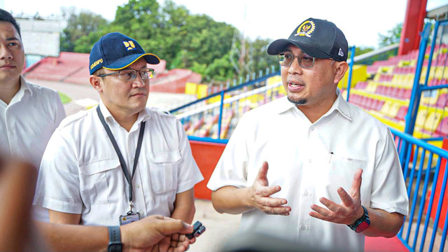 Wakil Ketua Komisi VI DPR RI dari Fraksi Gerindra Andre Rosiade meninjau Stadion Haji Agus Salim (GHAS) Padang. Foto: Dok. Istimewa