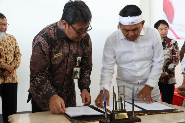 Gubernur Jabar Dedi Mulyadi menghadiri kegiatan penandatanganan perjanjian penjaminan antara PT JES dan PT Penjaminan Infrastruktur Indonesia (Persero)/ PT PII terkait proyek TPPASR Legok Nangka, Kamis (4/6/2026). Foto: Dok. Diskominfo Jabar