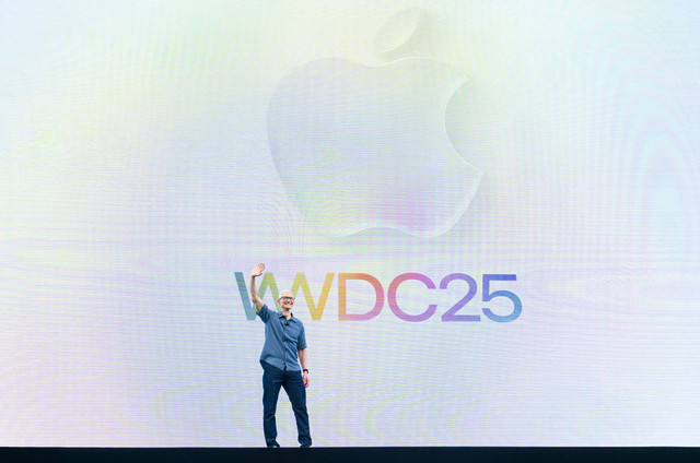 CEO Apple Tim Cook berbicara selama Konferensi Pengembang Sedunia (Worldwide Developers Conference/WWDC) tahunan Apple di Apple Park, kantor pusat perusahaan Apple Inc., di Cupertino, California (9/6/2025). Foto: Josh Edelson/AFP