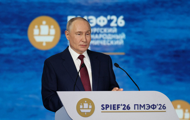 Presiden Rusia Vladimir Putin menyampaikan pidato selama sesi pleno Forum Ekonomi Internasional St. Petersburg (SPIEF) di Saint Petersburg, Rusia (5/6/2026). Foto: Anastasia Barashkova/Reuters 