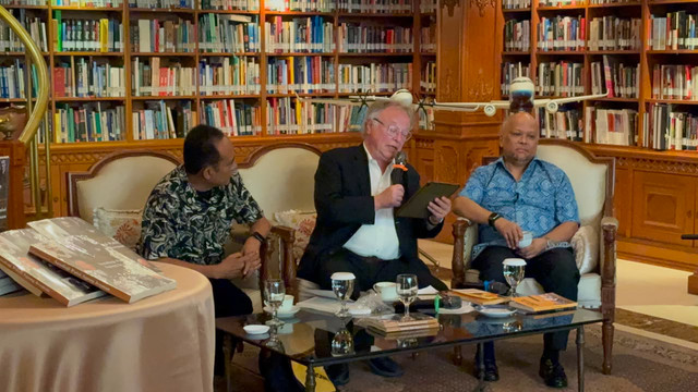 Penulis Buku "Antologi Puisi Agung Jerman" Agus R. Sarjono dan Berthold Damshauser, serta Ilham Akbar Habibie dalam peluncuran buku di Perpustakaan Wisma Habibie & Ainun, Setia Budi, Jakarta Selatan, Senin (8/6/2026). Foto: Nauval Pratama/kumparan