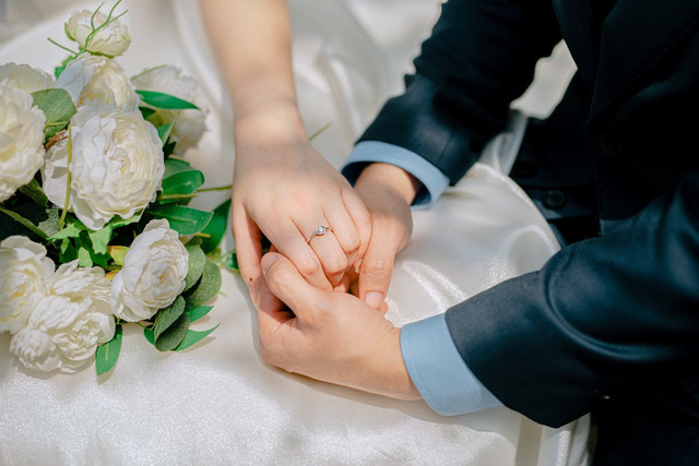 Ilustrasi ucapan anniversary pernikahan untuk suami. Foto: Unsplash
