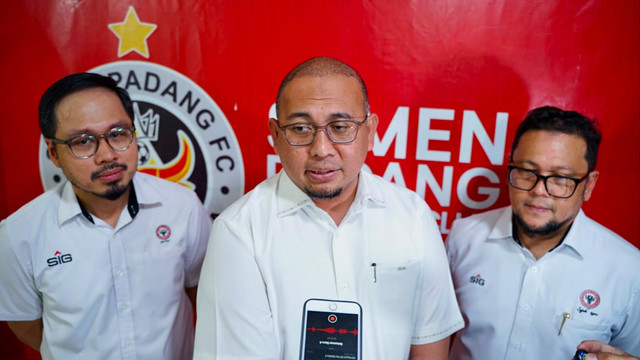 Presiden klub Semen Padang FC Andre Rosiade mengumpulkan seluruh jajaran manajemen dan karyawan PT Kabau Sirah Semen Padang (KSSP) dalam rapat besar di Kantor PT KSSP Indarung, Senin (8/6/2026). Foto: Dok. Istimewa