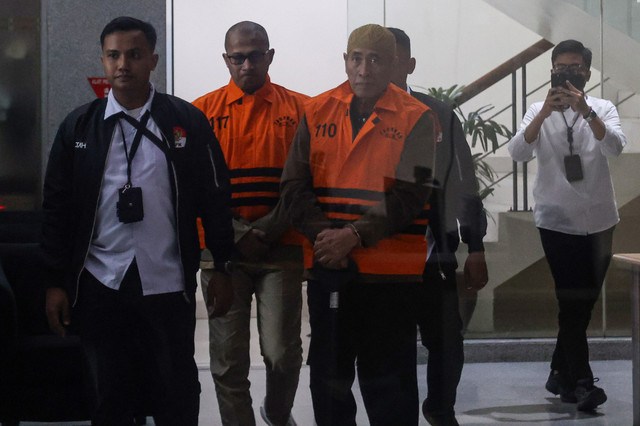 Sejumlah tersangka mengenakan rompi tahanan usai menjalani pemeriksaan terkait kasus dugaan korupsi kuota haji dalam penyelenggaraan ibadah haji tahun 2023-2024 di Gedung Merah Putih KPK, Jakarta, Senin (8/6/2026).  Foto: Darryl Ramadhan/ANTARA FOTO