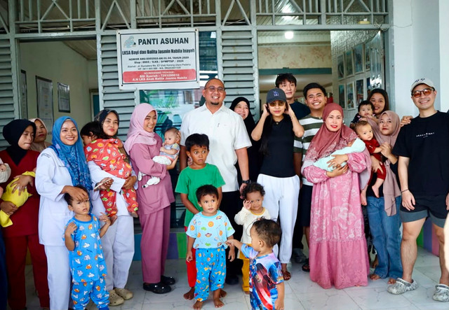 Wakil Ketua Komisi VI DPR RI dari Fraksi Gerindra Andre Rosiade mengajak putrinya, Azizah Salsha, mengunjungi panti asuhan anak-anak terlantar di Kota Padang, Senin (8/6/2026). Foto: Dok. Istimewa