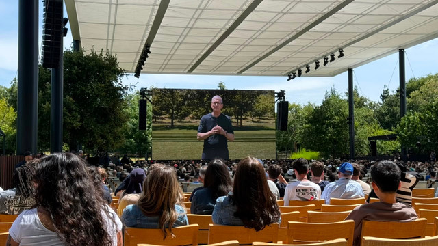 Tim Cook, CEO Apple, di event tahunan Worldwide Developers Conference 2026 (WWDC26). Foto: kumparan/Kevin S. Kurnianto