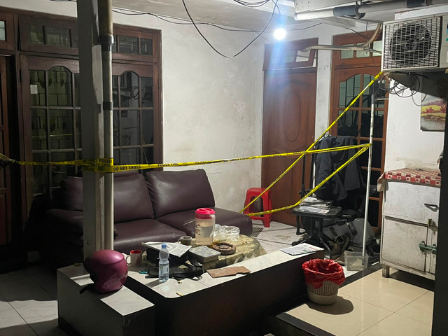 Kondisi rumah yang disatroni perampok bersenjata tajam, di Sukamaju Baru, Depok. Foto: Tim kumparan