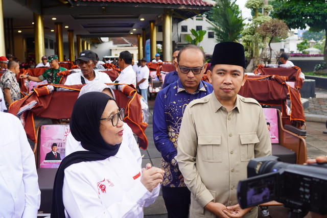 Momen kebersamaan Kepala BGN Nanik Sudaryati Deyang dengan Bupati Jember Muhammad Fawait ketika membagikan becak listrik bantuan Presiden Prabowo. Foto: Dok. Pemkab Jember