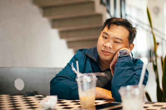 Ilustrasi seseorang menunggu sendirian di tempat bertemu. Foto: Bảo Minh/Pexels