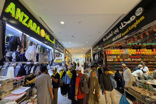 Jamaah haji berbelanja di Pasar Al Waha Kakiyah, Makkah, Arab Saudi, Senin (8/6/2026). Foto: Citro Atmoko/ANTARA FOTO