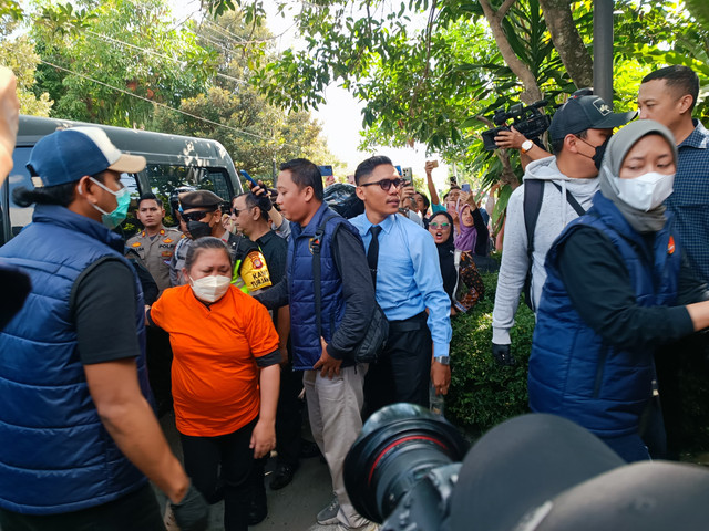 Polresta Yogyakarta menggelar rekonstruksi kasus kekerasan dan penelantaran anak yang dilakukan pemilik dan pengasuh Daycare Little Aresha di Umbulharjo, Kota Yogyakarta, Selasa (9/6/2026). Foto: Arfiansyah Panji Purnandaru/kumparan