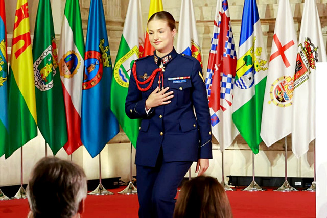 Putri Leonor menerima penghargaan tertinggi San Javier usai pendidikan militer. Foto: Instagram/ @casareal.es