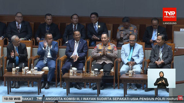 Kapolri, Listyo Sigit Prabowo (ketiga kanan) hadiri Rapat Paripurna DPR RI ke-21 Masa Persidangan V Tahun Sidang 2025-2026 di DPR, Senayan, Jakarta, pada Selasa (9/6/2026). Foto: YouTube/ TVR Parlemen