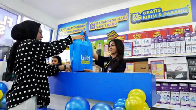 Pelanggan berbelanja di Blibli Elektronik. Foto: Dok. Blibli