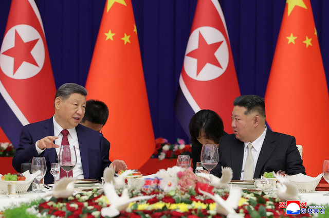 Presiden Tiongkok Xi Jinping menghadiri perjamuan yang dipandu oleh pemimpin Korea Utara Kim Jong Un di sela kunjungan negaranya di Pyongyang, Korea Utara, Senin (8/6/2026). Foto: KCNA/via REUTERS